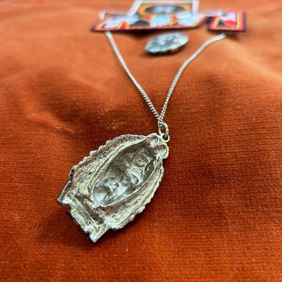 KISS PATCH & KISS STICKER & VINTAGE GENE SIMMONS KISS NECKLACE & KISS PIN BUNDLE - Picture 5 of 5